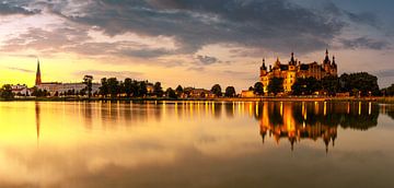Panorama van Schwerin bij zonsondergang