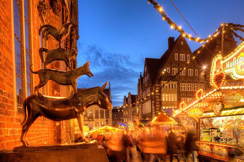Die Bremer Stadtmusikanten und Weihnachtsmarkt mit  Haus Sch�tting,Marktplatz-Westseite und Obernstr von Torsten Krüger
