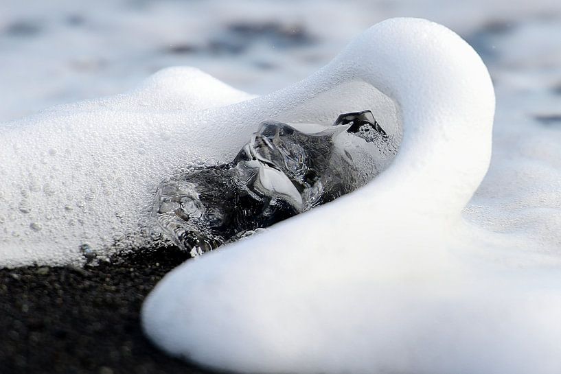 Morceau de glace avec une vague sur une plage de lave noire en Islande par Gonnie van de Schans