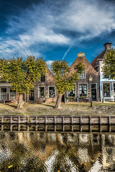 Zicht op de centrale gracht van het Friese stadje Sloten in het najaarslicht. par Harrie Muis
