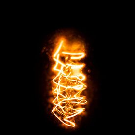 Gros plan du filament jaune chaud d'une ampoule électrique | Macrophotographie sur Diana van Neck Photography