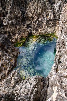 Versteckter Pool in den Felsen von Malta