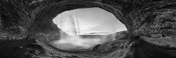 Chute d'eau Seljalandsfoss en Islande en noir et blanc . sur Manfred Voss, Schwarz-weiss Fotografie
