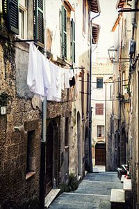 Straßenszene in Pitigliano: Die Wäsche wird aufgehängt!