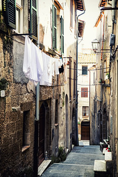 Straßenszene in Pitigliano: Die Wäsche wird aufgehängt!