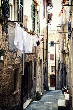 Straatbeeld in Pitigliano: De was hangt!