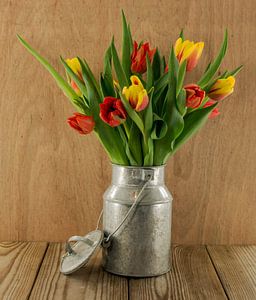 rode en gele tulpen in  metalen emmer
