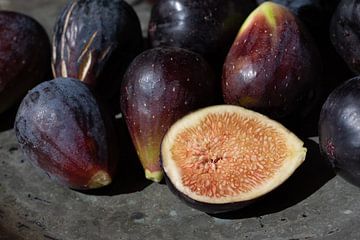 Figues fraîches et mûres sur Ulrike Leone