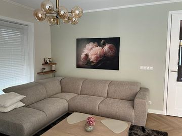 Klantfoto: Pioenrozen schilderij – romantisch bloemenstilleven in zacht licht en pasteltinten van Joriali fotografie en schilderijen