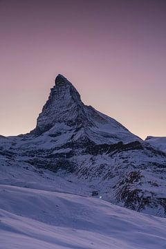 Matterhorn in de schemering bij zonsondergang in de winter
