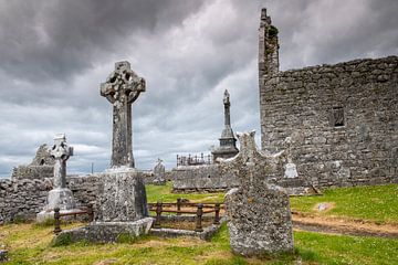 Oude begraafplaats bij Kilmacduagh abbey van Hanneke Luit