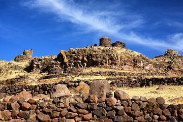 Sillustani eine Prä-Inka-Grabstätte in Peru von Yvonne Smits