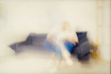 Frau auf Sofa von Dieter Walther