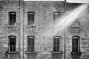 Le soleil brille dans un vieux bâtiment sur Joris Louwes