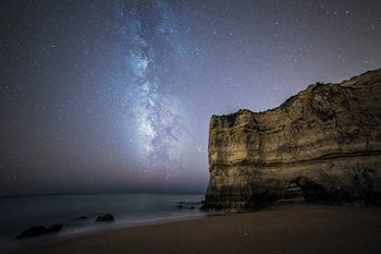 Voie lactée au-dessus de la plage et de la mer en Algarve, Portugal