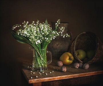 stilleven met een boeket van lelietjes-van-dalen, appels en noten. van Mykhailo Sherman