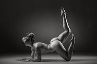 Nackte Frau in Yoga-Pose von Retinas Fotografie Miniaturansicht