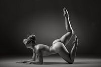 Naakte vrouw in yogapose