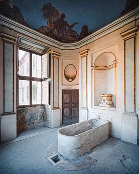 Bain abandonné dans la villa Renaissance.