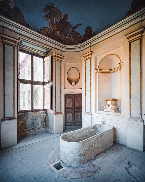 Verlaten Bad in Renaissance Villa. van Roman Robroek