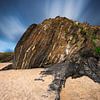 Schöne Felsen und Klippen am Strand des Atlantischen Ozeans. von Rob Christiaans