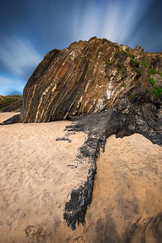 Prachtige rotsen en kliffen aan het strand van de Atlantische Oceaan.