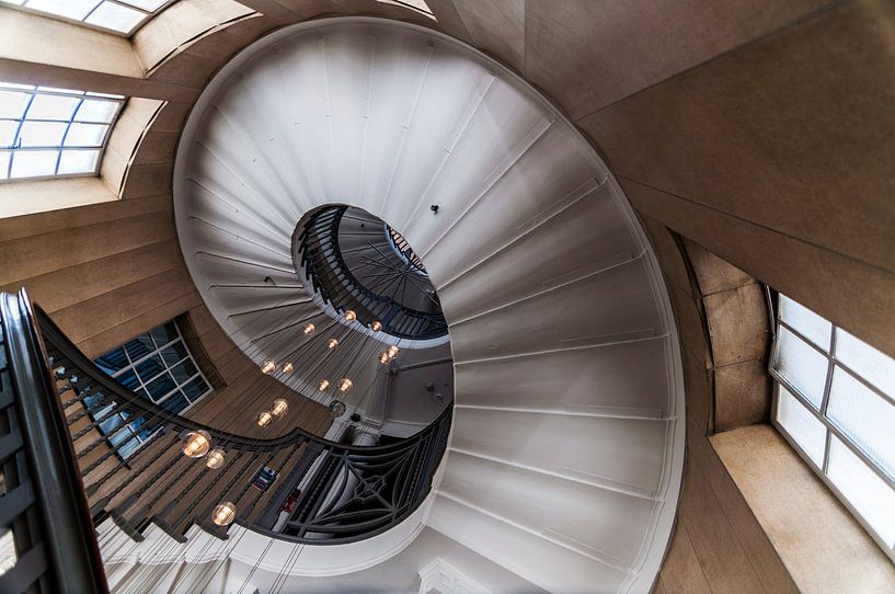 Cage d'escalier (ronde), vue d'en bas par Bob Janssen