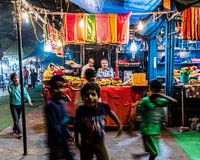 Kinderen spelen bij de ingang van een tempel.