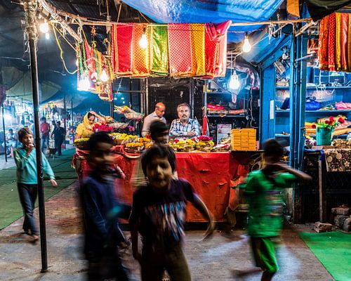 Kinderen spelen bij de ingang van een tempel.