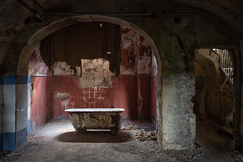 Baignoire dans une villa abandonnée