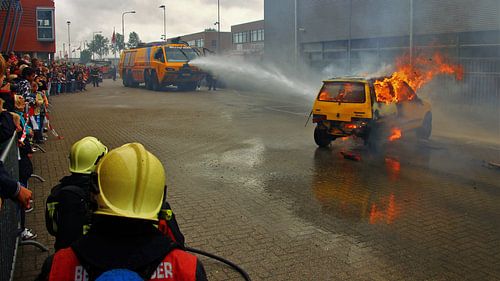 Crashtender extinguishes car fire
