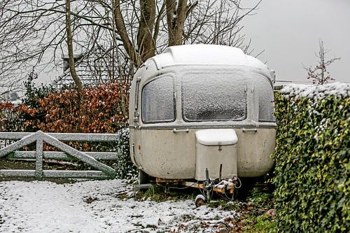 Oldtimer Caravan in de sneeuw