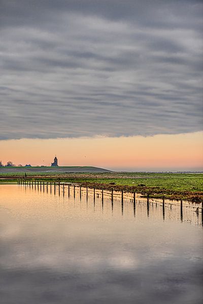 Der Wattendeich mit der Kirche des friesischen Dorfes Wierum von Harrie Muis