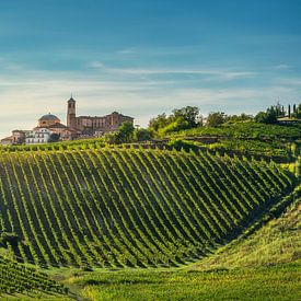 Montegrosso d'', ein Dorf in der Provinz Asti mit umliegenden Weinbergen, Piemont von Stefano Orazzini