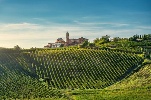 Montegrosso d'', een dorp in de buurt van Asti met omliggende wijngaarden, Piemonte