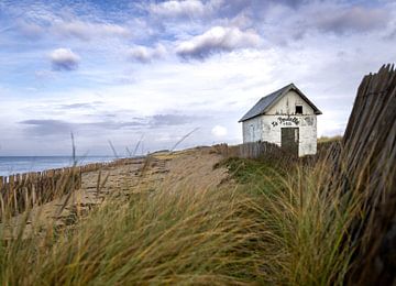 Huisje aan het strand in Frankrijk van Kirsten Oomen