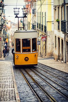 Die Straßenbahn in Lissabon, Portugal (1) von André Blom Fotografie Utrecht