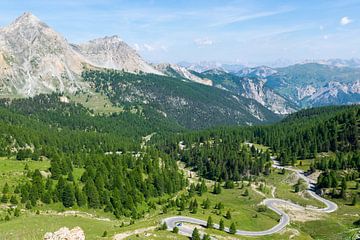 Uitzicht op de Route des Grandes Alpes in Frankrijk van Linda Schouw