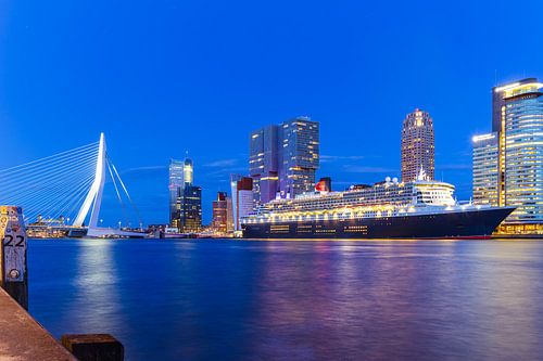 Queen Mary 2 bei Nacht - Rotterdam im vollen Licht von van Veen Allround Photography