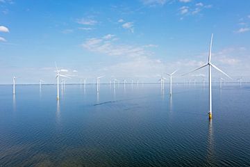 Luchtfoto van windturbines bij het IJsselmeer in Nederland van Eye on You