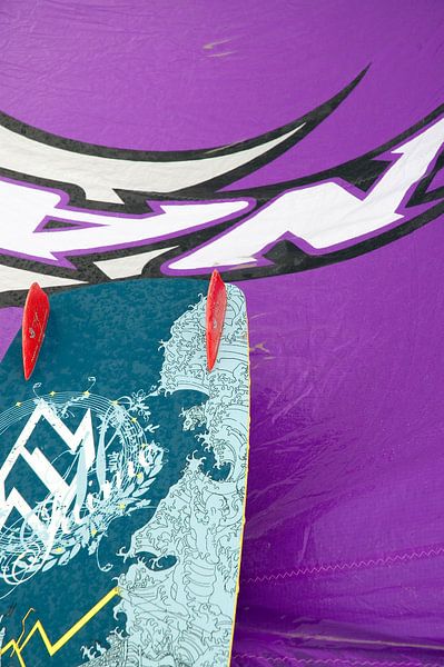 Colourfull kitesurfing van Richard Zeinstra