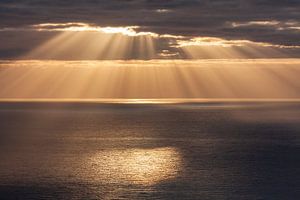 Zonnestralen op zee van Uwe Merkel