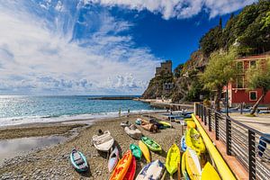 Strand mit Boote in Monterosso al Mare an der Mittelmeerküste i