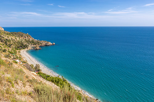 Baai met kiezelstrand langs de kust van Maro