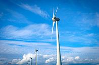 Rij van windturbines in een windpark met een blauwe lucht en wolken van Sjoerd van der Wal Fotografie thumbnail