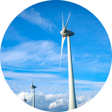 Rij van windturbines in een windpark met een blauwe lucht en wolken van Sjoerd van der Wal Fotografie