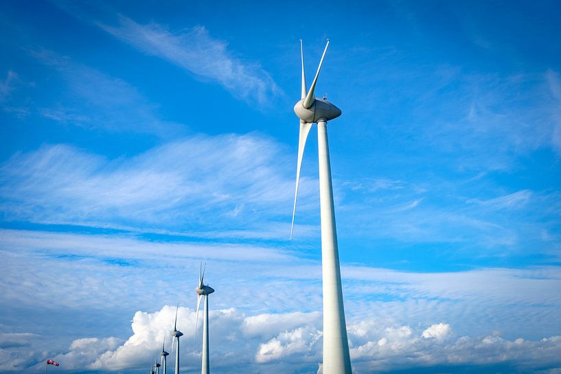 Rij van windturbines in een windpark met een blauwe lucht en wolken van Sjoerd van der Wal Fotografie