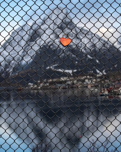 Schloss an einem Zaun in Norwegen