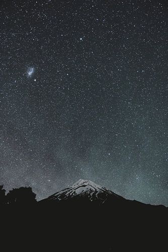 Mount Taranaki onder de Sterren: Een Kosmisch Spektakel
