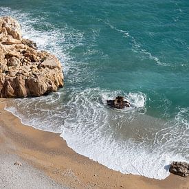 Vagues et eau de mer écumante sur la plage sur Adriana Mueller